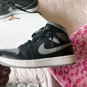 Jordan 1 Mid “Shadow” woman’s